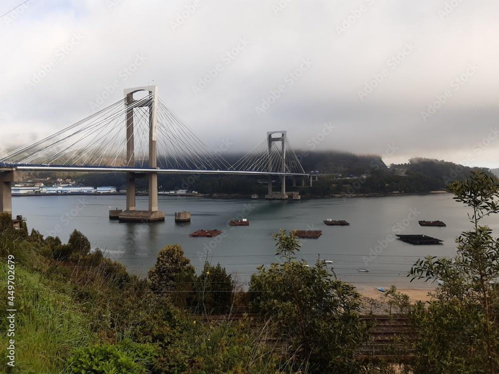 Fototapeta premium Puente de Rande en una jornada de niebla