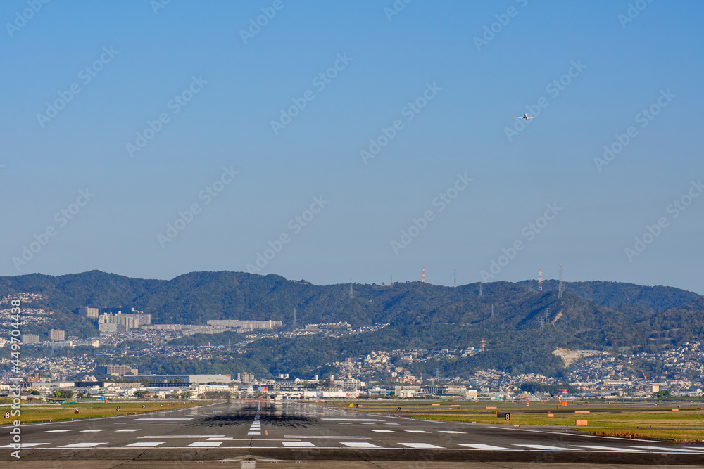 Fototapeta premium [乗り物]伊丹空港を離陸する飛行機