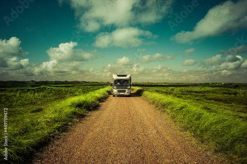 Wohnmobil auf einer Off-Road Strasse in Dünenlandschaft