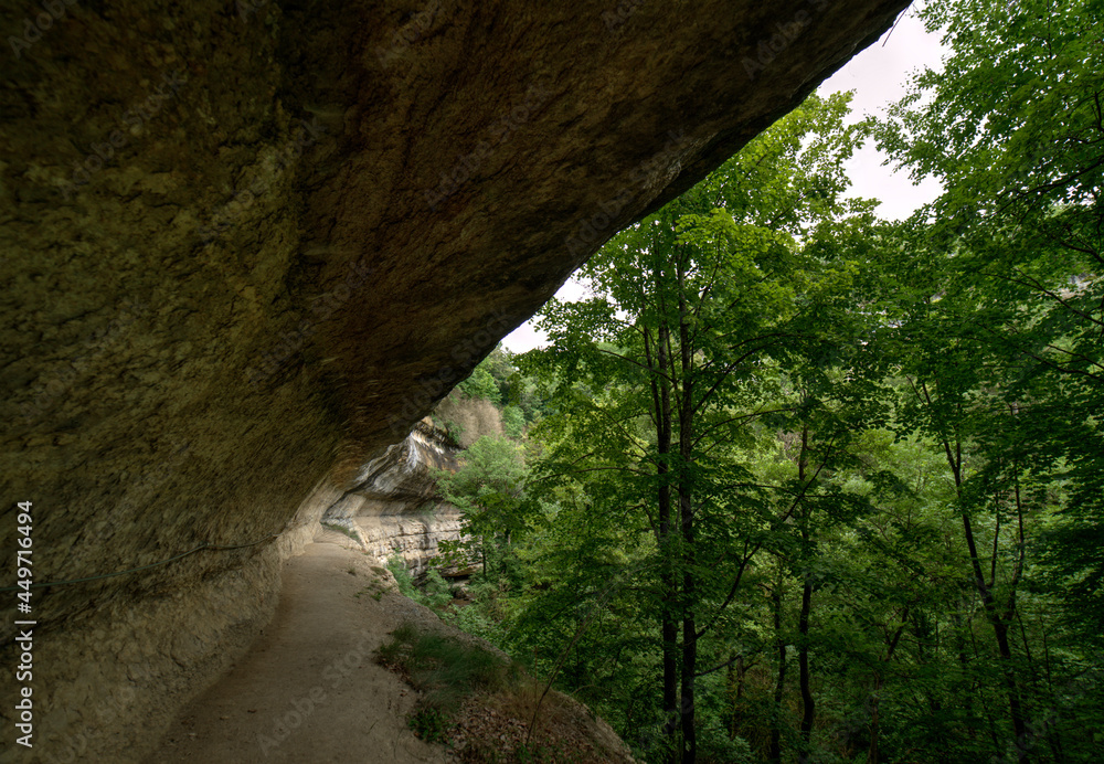 Abri sous roche du Banc-aux-Dames à Poisieu, Ain, France