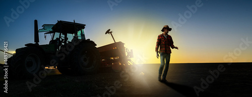 Landwirt kontrolliert sein Feld nach der Saat - Einsaat - Aussaat mit Traktor und Saatgut © JOE LORENZ DESIGN