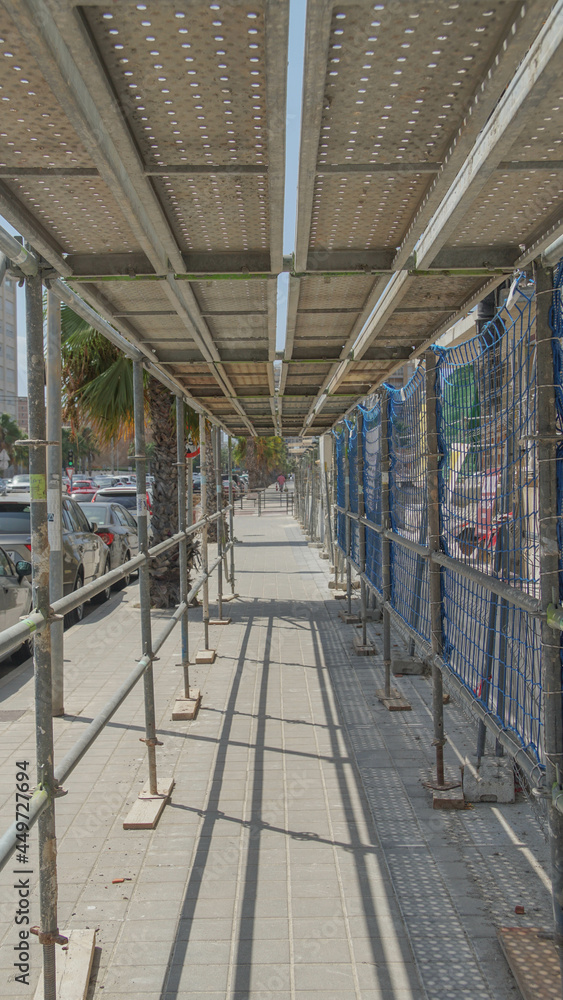 Andamios y pasarelas de seguridad en las obras Stock Photo Adobe Stock