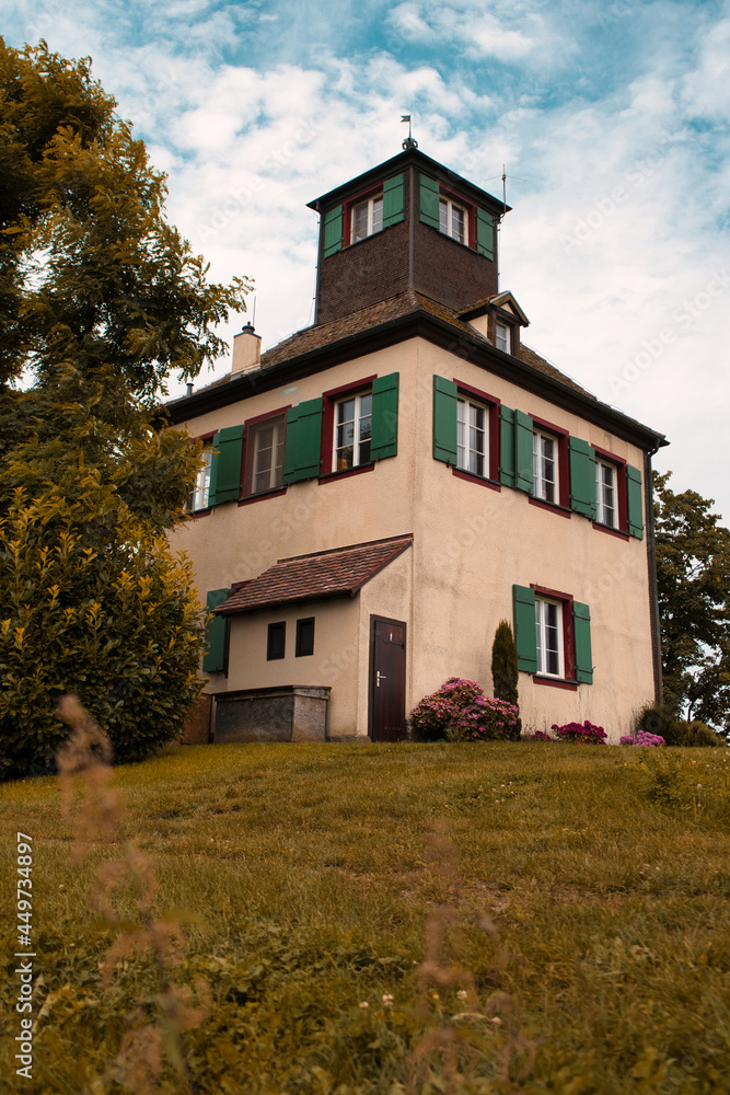 Das ist der Hochwartturm auf der Gemüseinsel Reichenau am Bodensee.