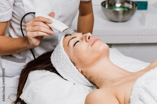 Tableau sur toile Beautiful woman receiving ultrasound cavitation facial peeling