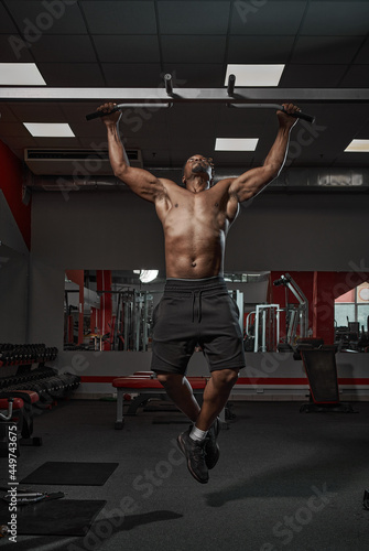 Photography Handsome muscular athletic african american man doing chin-ups or pull ups exerc