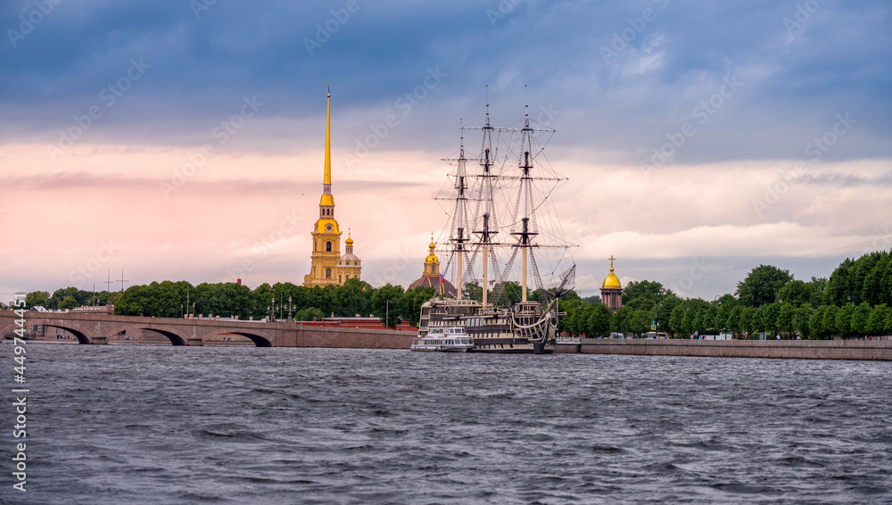 Obraz premium View of the Peter and Paul Fortress of St. Petersburg during sunset from the Neva River bed