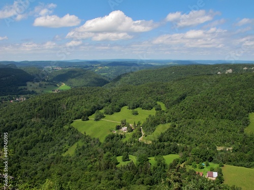 Fototapeta Naklejka Na Ścianę i Meble -  Paysage de montagne dans le Jura.