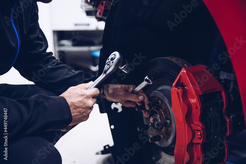 Obraz na płótnie Man car mechanic repairing car brakes in car service w salonie