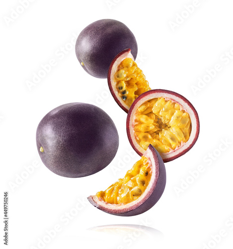 Foto Fresh ripe passion fruit falling in the air