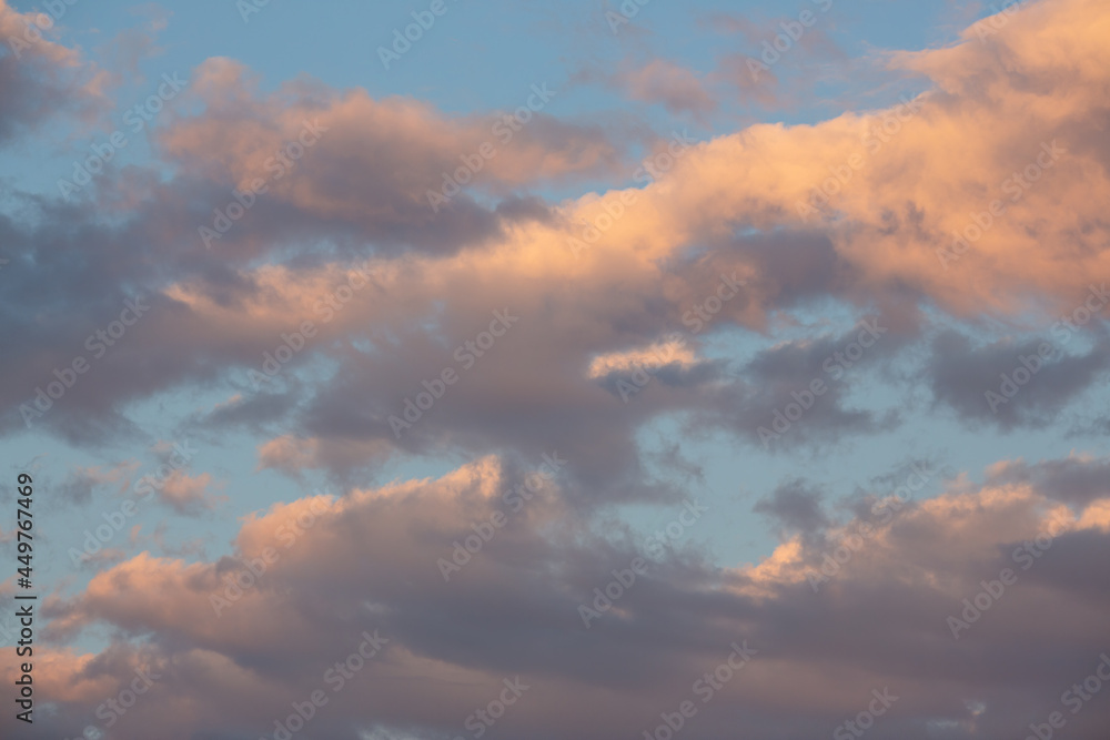 Obraz premium Beautiful sunset sky background with clouds. Scenic cloudscape.