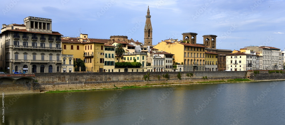 Fototapeta premium Häuserzeile am Arnoufer in Florenz bei Abendlicht