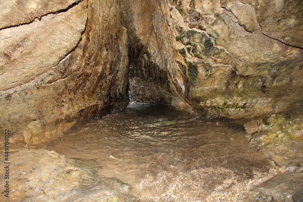 鍾乳洞内部の水場