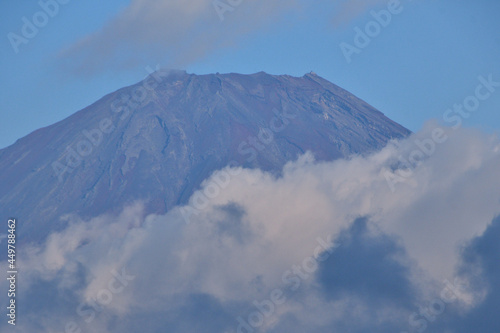 夏の富士山の溶岩がむき出しの山頂