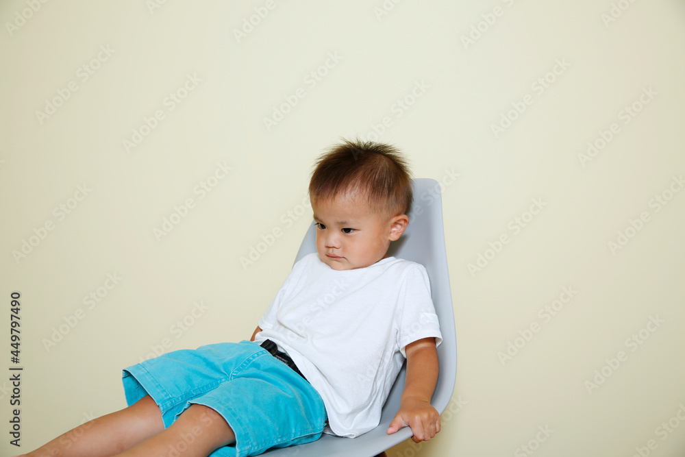 可愛い日本人の白いTシャツの男の子。イケメンな2歳児です。 可愛い日本人の白いTシャツの男の子。イケメンな2歳児です。