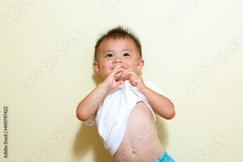可愛い日本人の白いTシャツの男の子。イケメンな２歳児です。