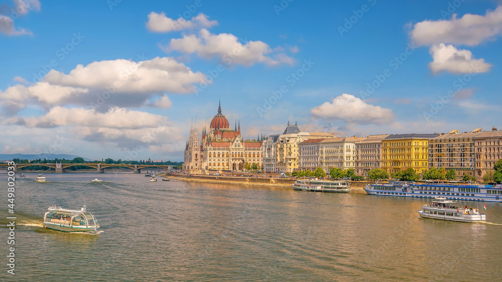 Obraz premium Budapest city skyline, cityscape of Hungary at sunset