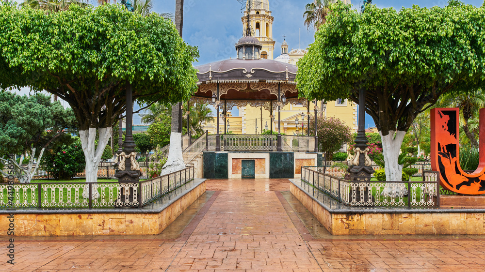 Plaza principal del jardín de Unión de Tula, Jalisco, con un kiosco en