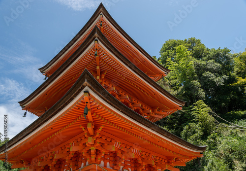 琵琶湖に浮かぶ竹生島に建つ仏舎利塔をかたどった三重塔を斜め下から眺めた写真