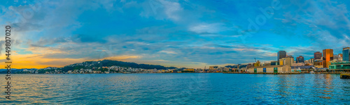 Foto Early Morning panoramic view of  Wellington cityscape from the harbour