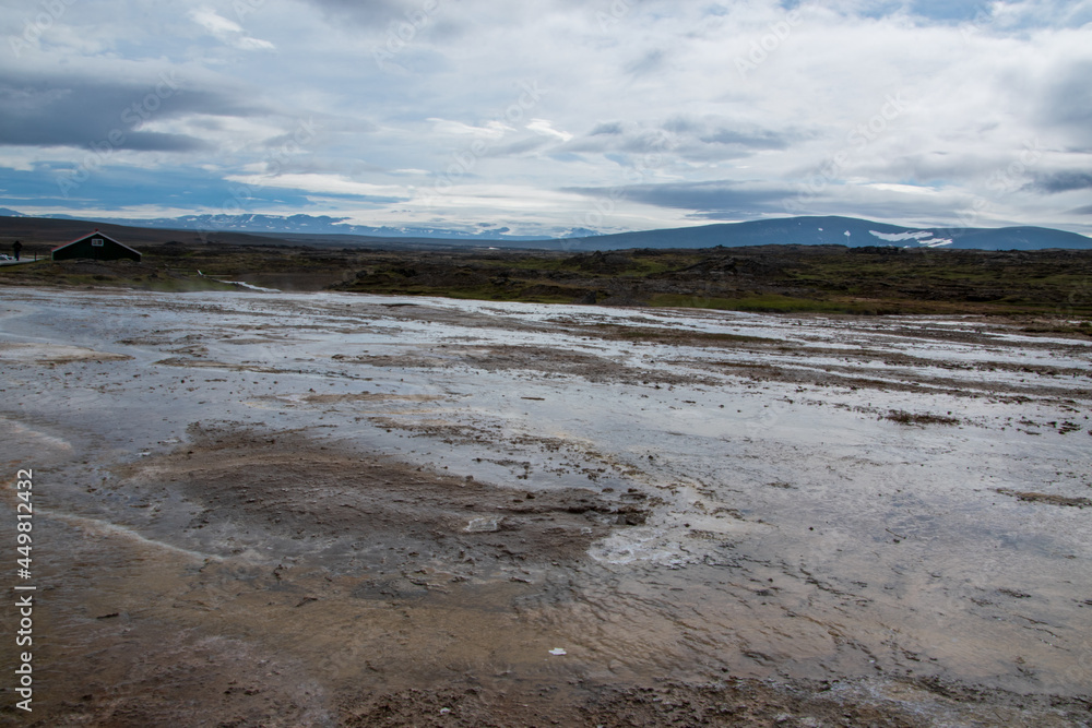 Das Geothermalgebiet Hveravellir im Hochland von Island mit seinen Sinterterrassen, Fumarole, Solfatare und Blahver der blauen Quelle.