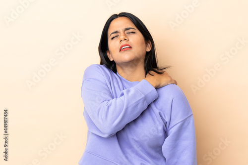Young latin woman woman over isolated background suffering from pain in shoulder for having made an effort © luismolinero
