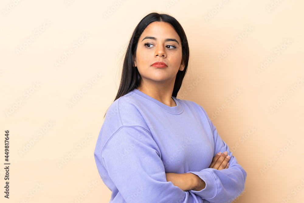 Obraz premium Young latin woman woman over isolated background keeping the arms crossed
