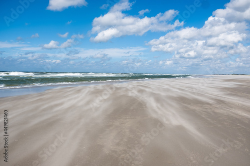 Sturm auf der Nordseeinsel Terschelling, Sand wird am Strand verweht photo