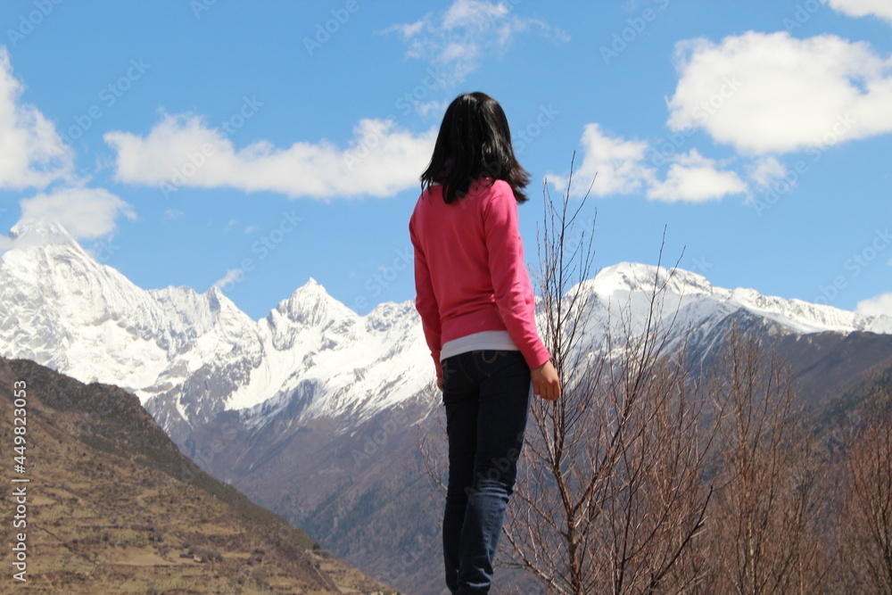 Naklejka premium woman on the top of mountain