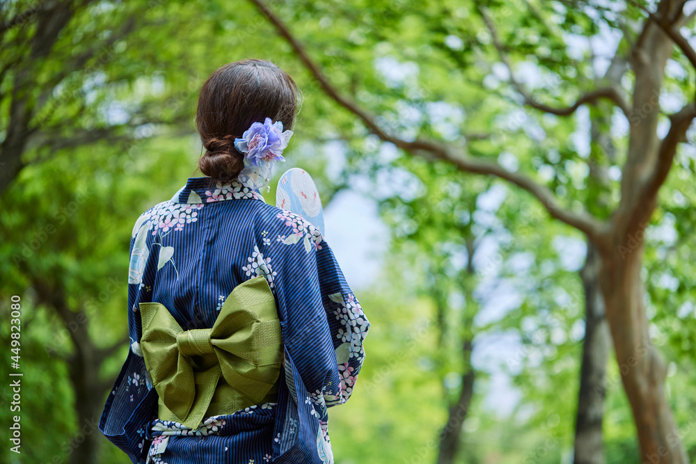 浴衣を着た若い日本人女性