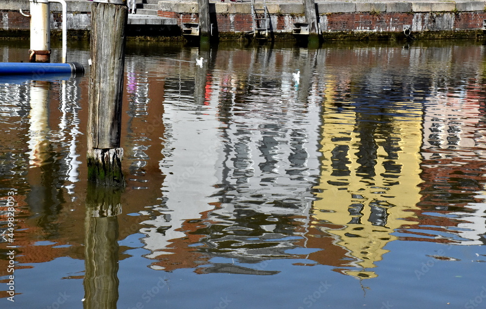 Häuser im Hafen von Husum spiegeln sich im Wasser