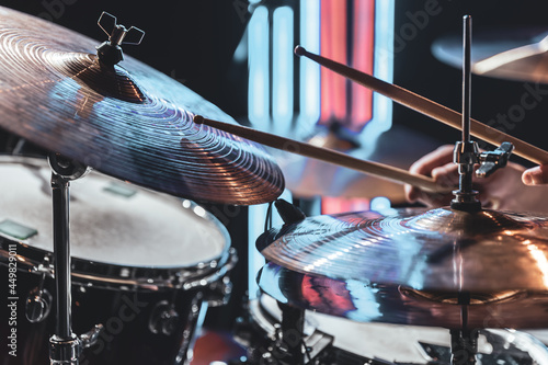 Fotografia Close up the drummer plays drums with drum sticks.