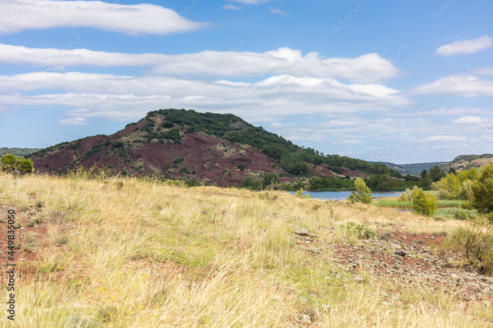 Obraz premium Paysage autour du Lac du Salagou en été (Occitanie, France)