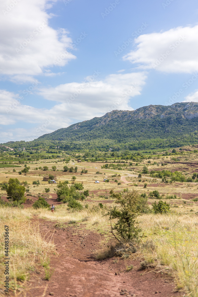 Vue sur le Mont Liausson depuis le Lac du Salagou (Occitanie, France) Vue sur le Mont Liausson depuis le Lac du Salagou (Occitanie, France)