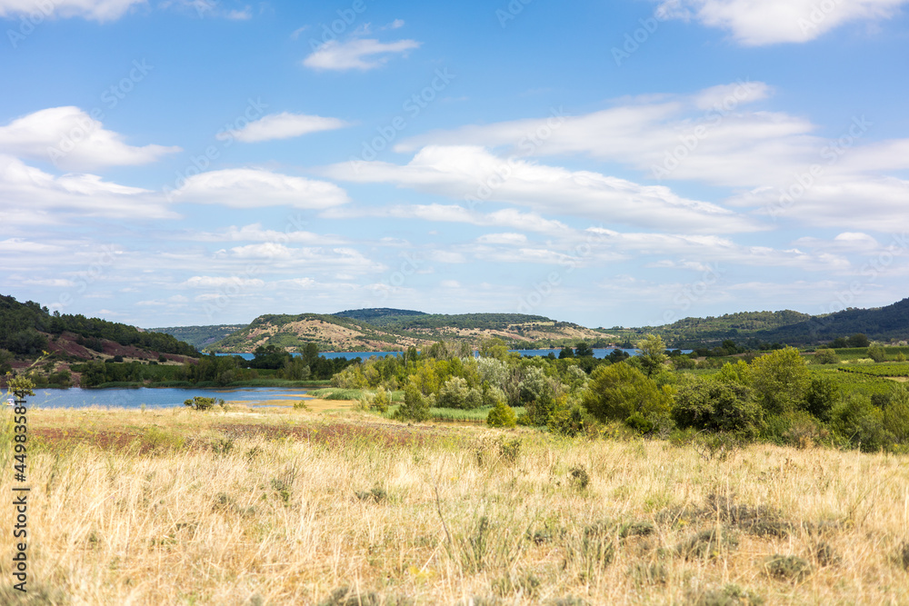 Obraz premium Paysage autour du Lac du Salagou en été (Occitanie, France)