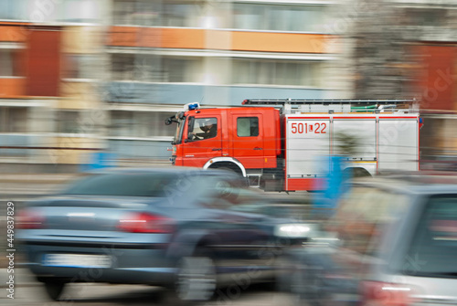 straż pożarna jadąca do pożaru lub wypadku