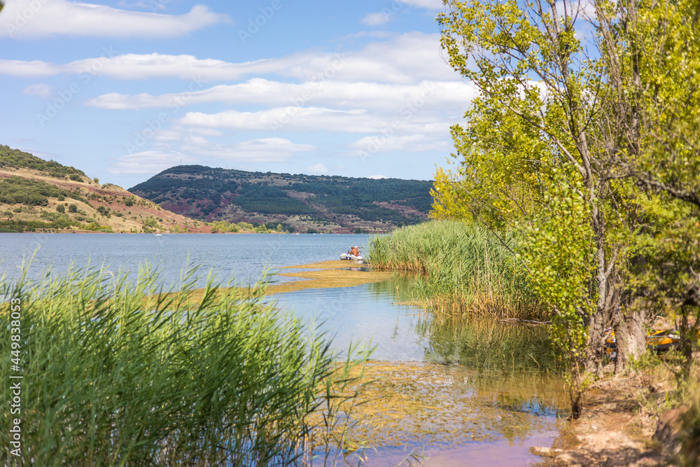Paysage autour du Lac du Salagou en été (Occitanie, France)