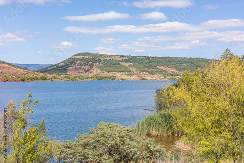 Paysage autour du Lac du Salagou en   t    Occitanie  France 