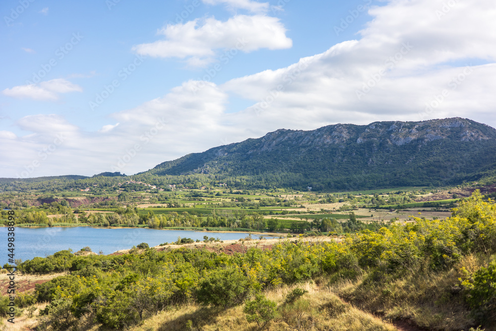 Obraz premium Vue sur le Mont Liausson depuis le Lac du Salagou (Occitanie, France)