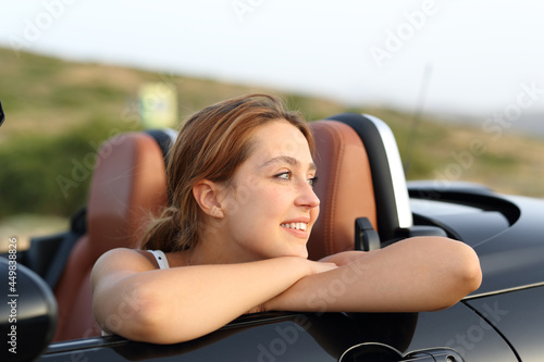 Schilderij op canvas Converible car driver contemplating views