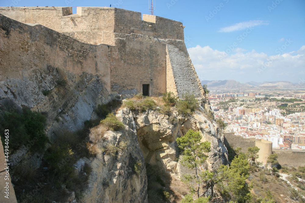 Vista exterior Castillo de Santa Bárbara (Castillo de Santa Bárbara, siglo IX) en la cima del Monte Benacanti con vistas a la Bahía de Alicante. Castillo de Santa Bárbara - monumento famoso. Alicante,