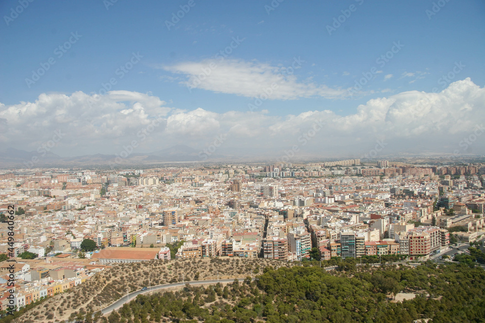 Ciudad de Alicante vista desde las murallas defensivas medievales del Castillo de Santa Barbara.
