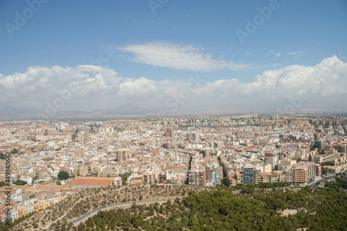 Ciudad de Alicante vista desde las murallas defensivas medievales del Castillo de Santa Barbara. © Tonikko
