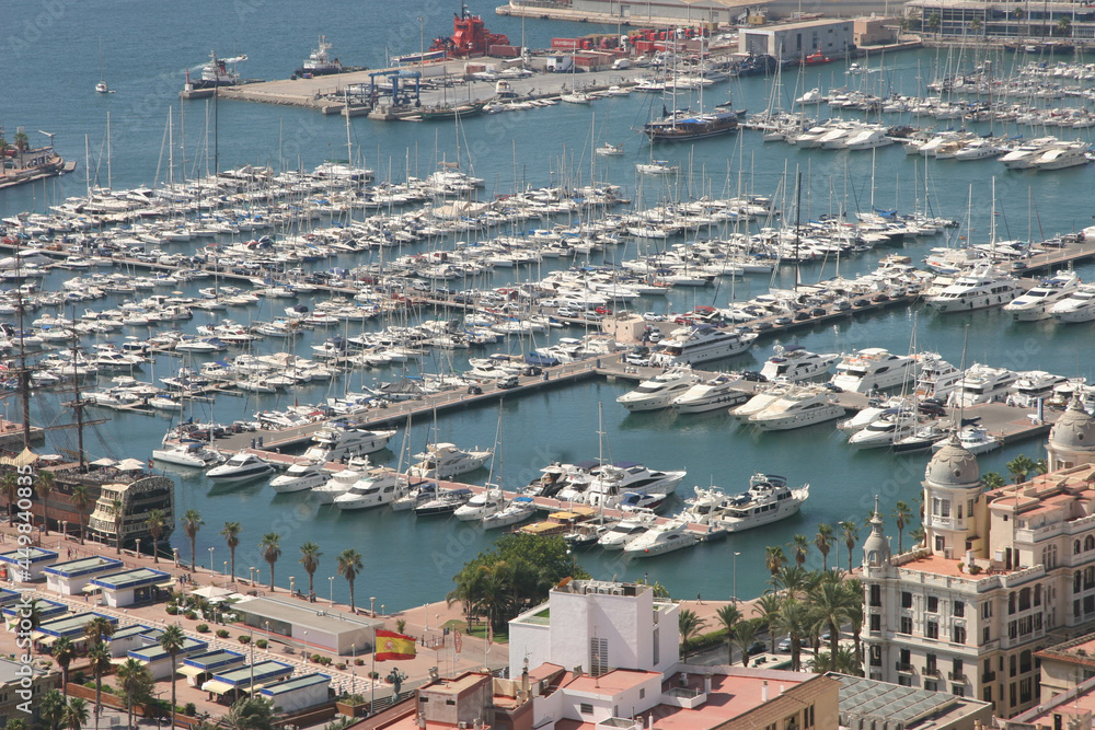 Puerto de Alicante y Marina deportiva del puerto de Alicante.