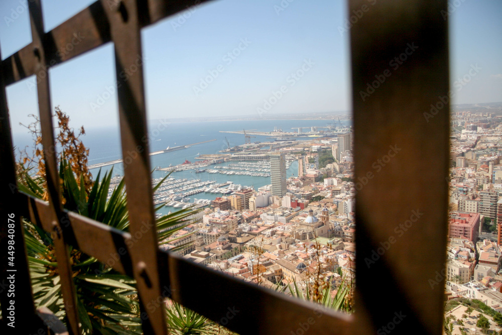 Vista de Alicante, centro de la ciudad, puerto y bahía, desde la ventana mirador de la Casa del Gobernador del Castillo de Santa Barbara en Alicante, Spain
