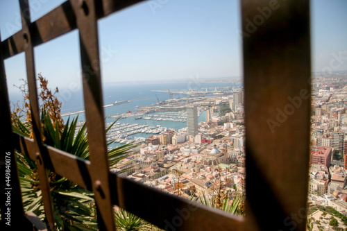 Vista de Alicante, centro de la ciudad, puerto y bahía, desde la ventana mirador de la Casa del Gobernador del Castillo de Santa Barbara en Alicante, Spain