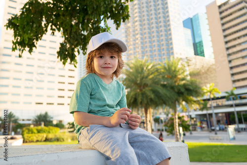 Foto Portrait of kid outdoors on a street of Miami