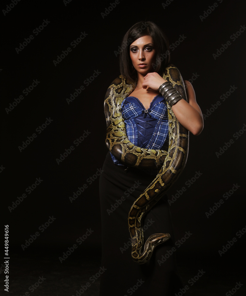 Obraz premium Young fetish woman with bright make up holding Python