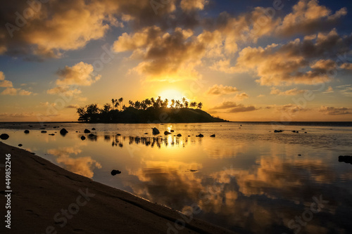 Slika na platnu island at sunrise on muri beach in cook islands