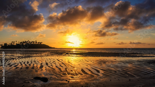 Fotografie a sunset over a body of water in cook islands