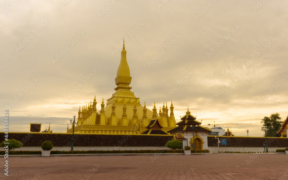 Naklejka premium Pha That Luang Vientiane Golden Pagoda in Vientiane, Laos. sky background beautiful.